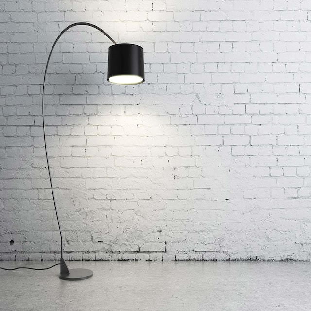 Oświetlenie wnętrz: jak wybrać odpowiednią lampę podłogową? 